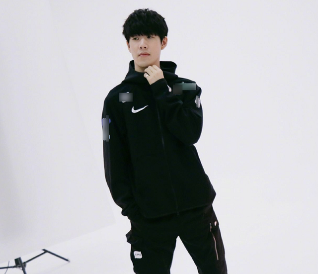 背身拿球的 背身拿球的